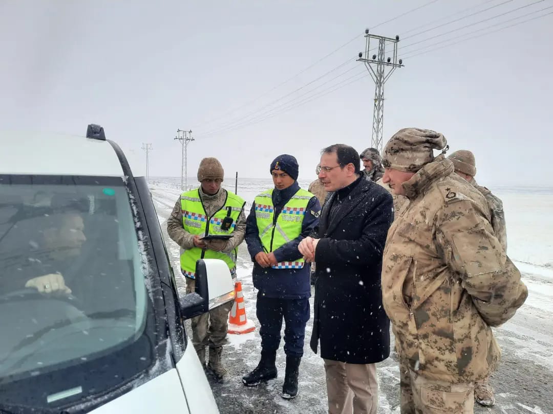 İlçe Kaymakamımız Sayın Hasan Hüsnü TÜRKER, İlçe Jandarma Komutanı İsmail Alper GÜZELTEPE ile Birlikte Yol Kontrol Noktasını Ziyaret Etti
